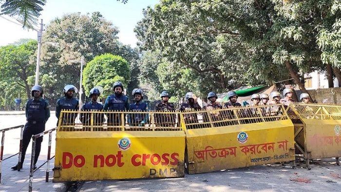 ধানমন্ডি ৩২-এ থমথমে পরিস্থিতি, সেনা-পুলিশ-বিজিবির কড়া অবস্থান